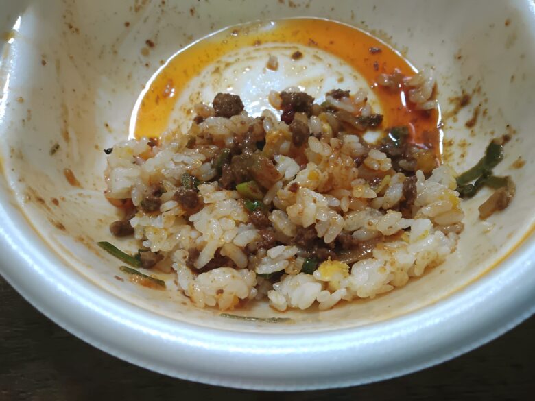 セブン五目炒飯おむすびをビャンビャン麺に入れて混ぜた